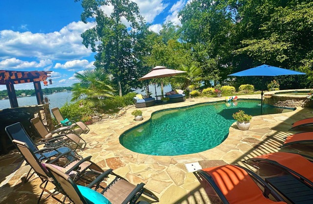 Spacious 6-bedroom Lakehouse with Dock, Pool, Hot tub and fitness room