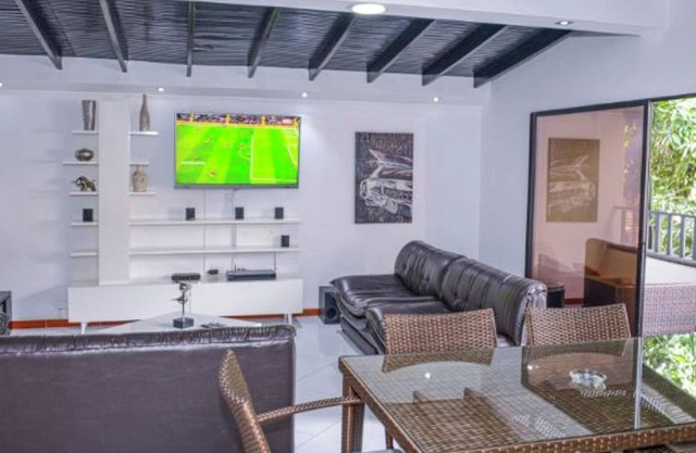 Spacious 6-bedroom villa with AC, WiFi, Guest Friendly,5 blocks from LLERAS PARK