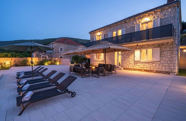 Spacious 6-bedroom villa in lovely Komolac with WiFi, AC