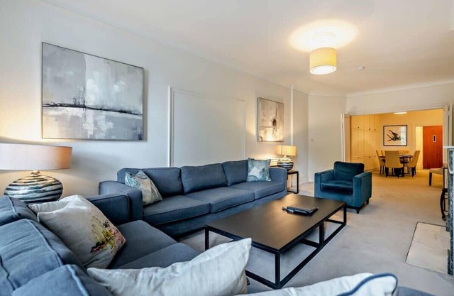 Spacious 6 Bedrooms flat close to Regents Park