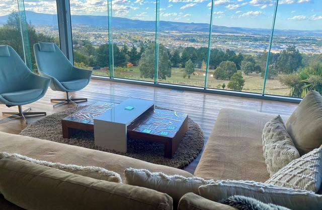 Spacious 6-BR Retreat with Breathtaking Views in Macedon Ranges