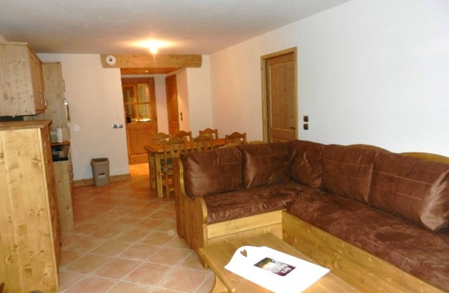 Spacious 6-Person Apartment with Pool, Balcony/Terrace, and Garage in Crest-Voland