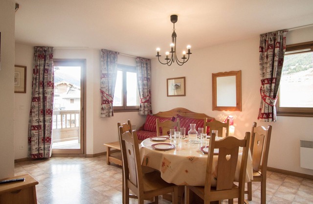Spacious 6-Person Apartment at the Foot of the Slopes with Parking & WiFi