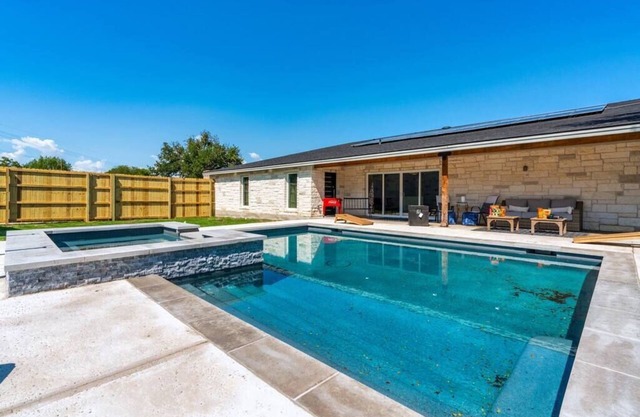 Spacious 6BR Gateway w/Two Houses & Pool