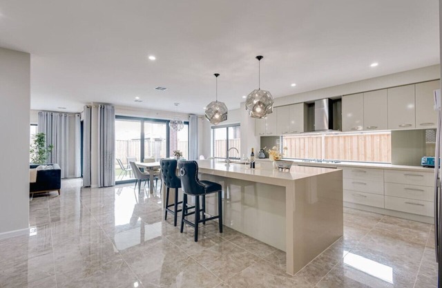 Spacious 6BR House w/Pool Table Urban Home