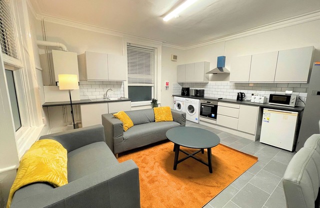 Spacious 6BR House w/Free Parking