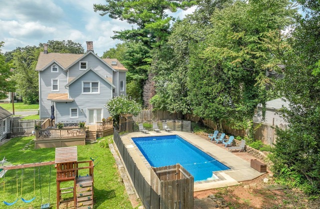 Spacious 6BR Retreat - Pool - Fire Pit - BBQ - 30 Min to NYC!