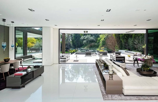 Spacious 7-bedroom house with AC, WiFi in delightful Beverly Hills