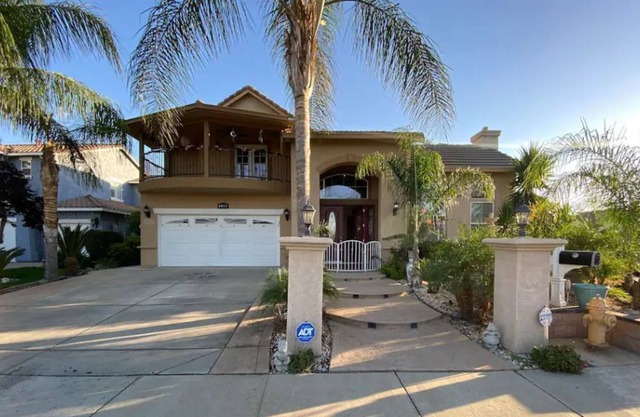 Spacious 7 BR home- king beds - sleeps 15- free parking -safe quiet neighbrhood