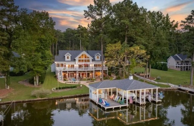 Spacious 7BR house, Lakeview, Dock, Decks, Kayaks, Patio