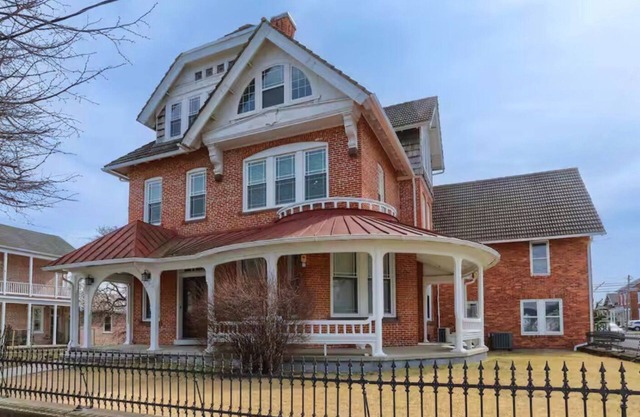 Spacious 7BR Victorian with Hot Tub and Firepit in Fredericksburg, PA