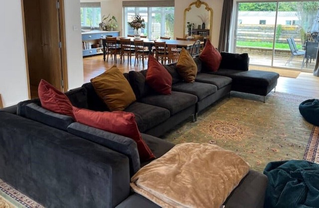 Spacious 8 bedroom house with fireplace