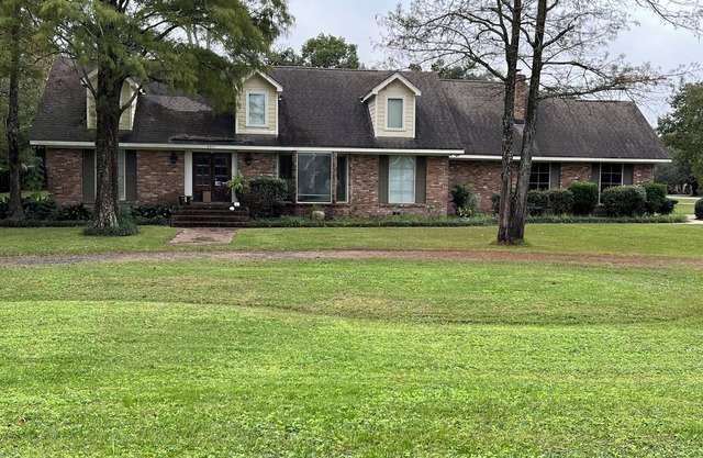 Spacious 8-bedroom house in charming Gulfport ; it is perfect for large group.