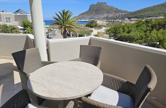 Spacious 8 sleeper Beach Place with pool, along Hout Bay beach.