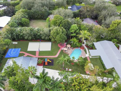 Spacious 8BR w Guesthouse POOL Tons of Games