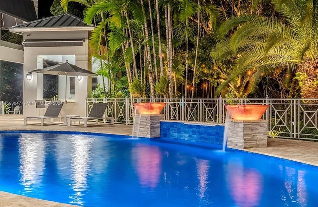 Spacious 9-bedroom house SLEEPS 20!!! Large groups welcome