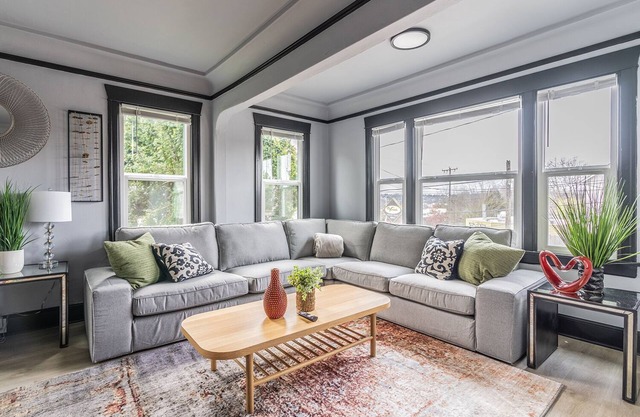 Spacious 9BR Ballard Craftsman perfect for groups