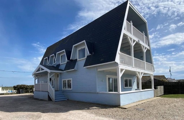 Spacious accommodation 50m to the beach