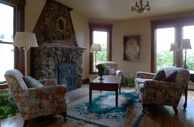 Spacious ADA accessible Victorian in the Heart of Manitou Springs