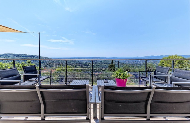 Spacious air-conditioned villa, heated pool and SPA, breathtaking views.