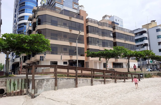 Spacious, airy, well located apartment and walk in the sand