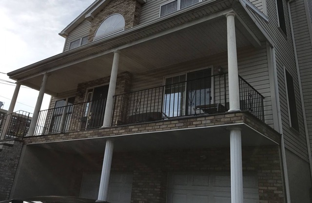 Spacious Amazing 3 Bedroom Apartment With Fireplace ~ Minutes From NYC