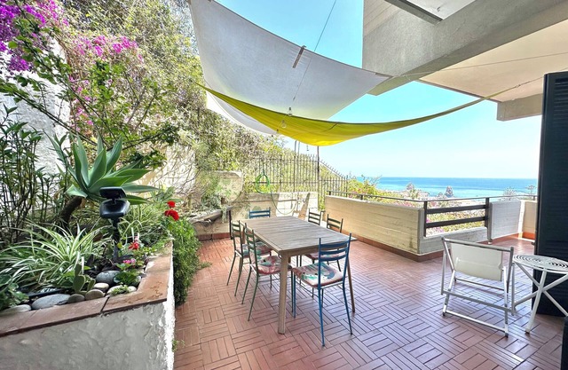 Spacious and bright apartment with terrace and beautiful sea views