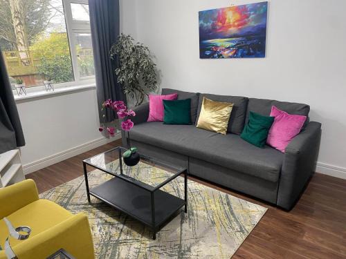 Spacious and Bright 2 Bedroom Ground Floor Apartment 5 min walk from town centre with Free Parking Business and Leisure by Jesswood Properties