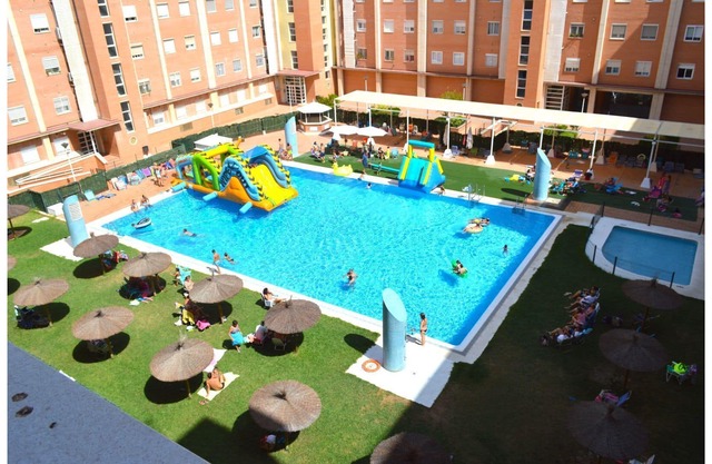 SPACIOUS AND BRIGHT FLOOR WITH POOL AND GARAGE NEAR FIBES