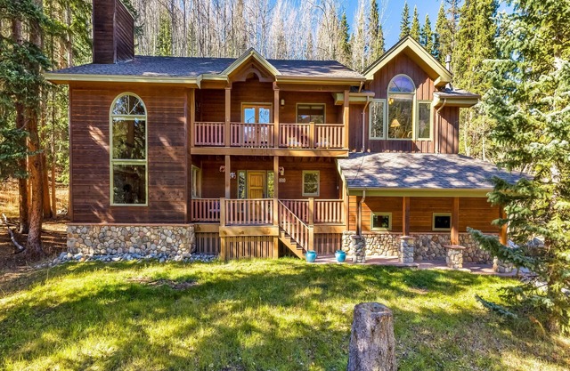 Spacious and Bright, Close to Skiing and Hiking!