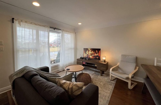 Spacious and Chic 3BR in Welland