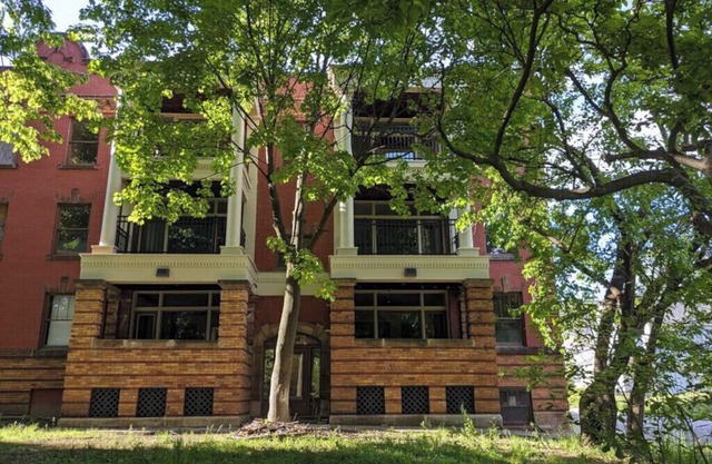 Spacious and fully equipped 3 bedroom apartment near Cleveland Clinic and CWRU