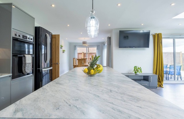 Spacious and lovely 5 bed property Ample and free parking