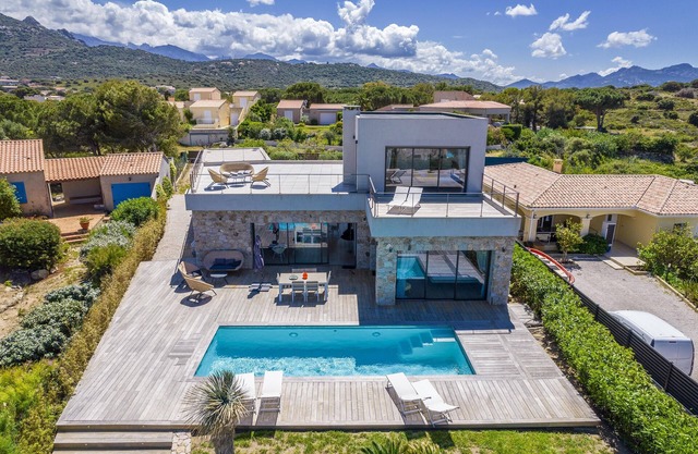 SPACIOUS AND LUMINOUS CONTEMPORARY VILLA WITH SWIMMING POOL!