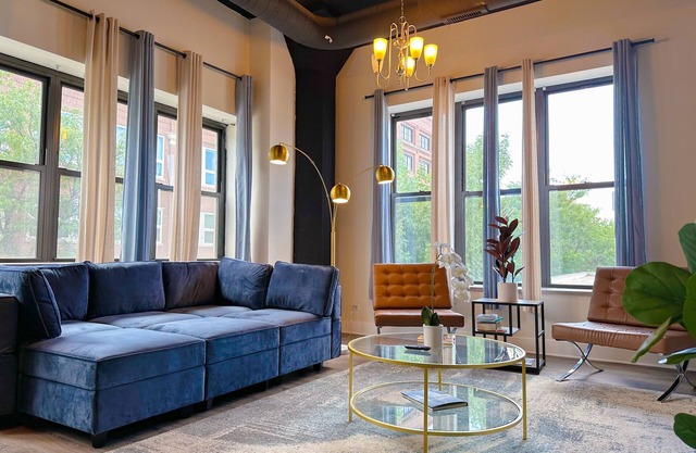 Spacious and luxurious apartment/sleeps 10 and with optional parking