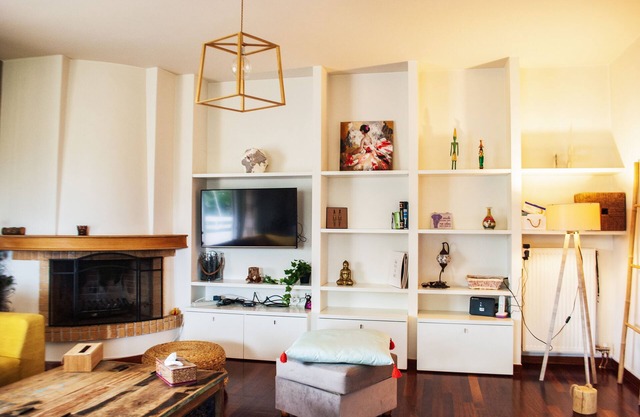 Spacious and Modern Apt in the Suburbs of Athens
