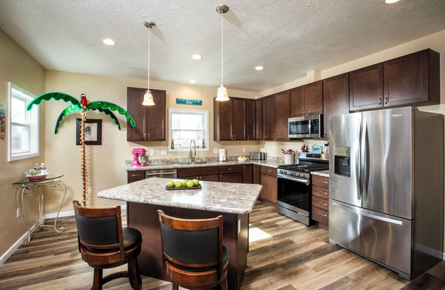 Spacious and quiet 2 bedroom home at the End of the Road, near Hospital/Downtown