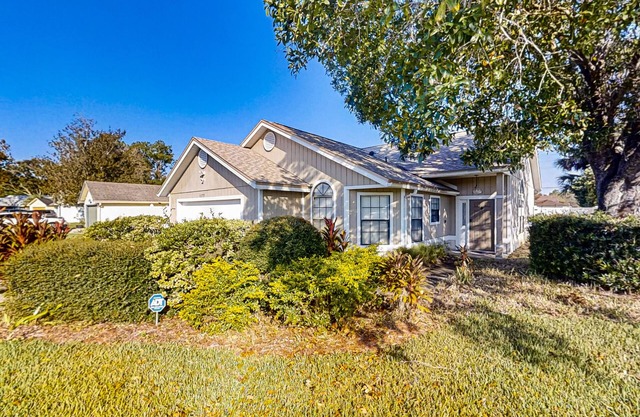Spacious and quiet home with private patio & enclosed yard