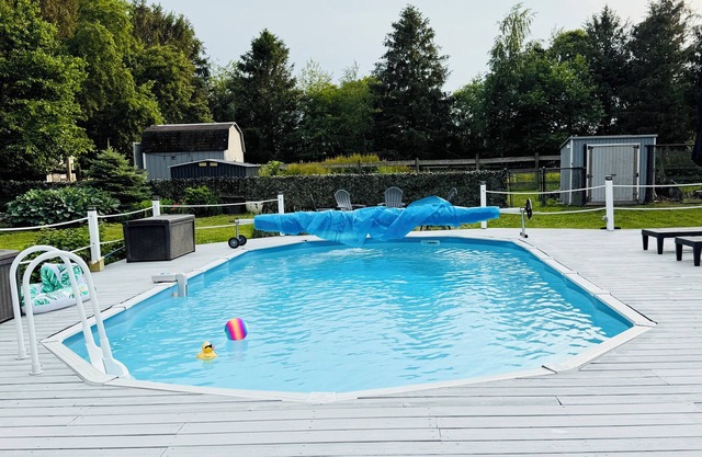 Spacious and Renovated Summer Home with w/Pool & Hot tub