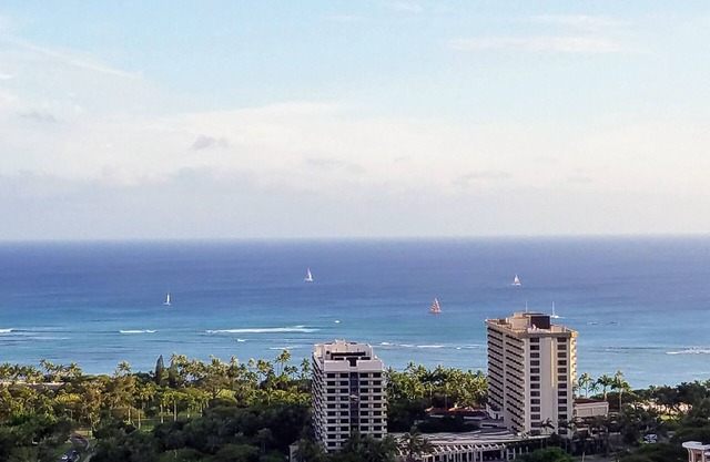 Spacious and Renovated Waikiki Condo With Full Kitchen and Ocean Views