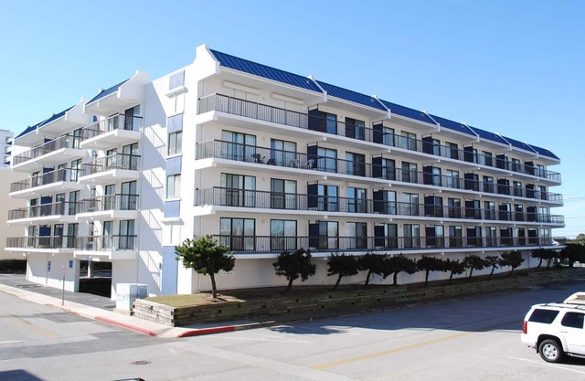 Spacious and stylish 2 bedroom condo with attractive furniture and downstairs storage locker located uptown on the ocean block just a short walk to the beach!