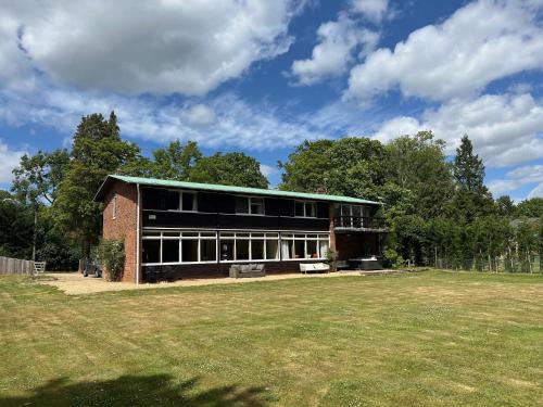Spacious and stylish with games room, huge garden, peaceful surroundings