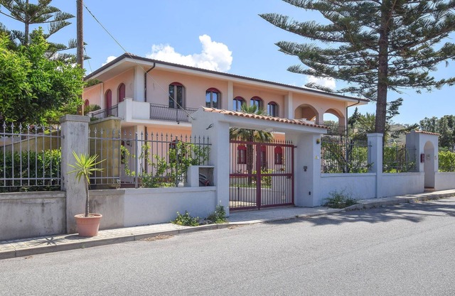 Spacious apartment with plenty of space for the whole family and beautiful sea view.