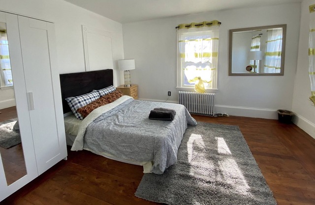 Spacious Apartment - 5 miles from Boston!