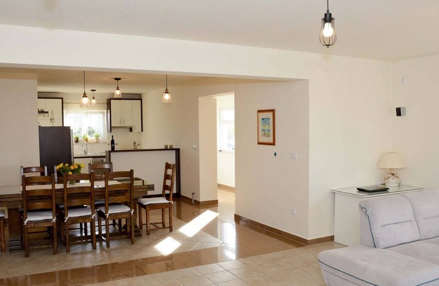 Spacious Apartment in Ljubac with Terrace