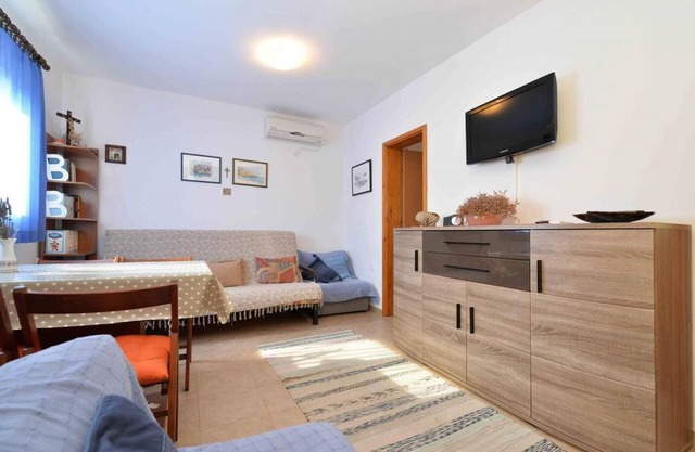 Spacious apartment in Murter