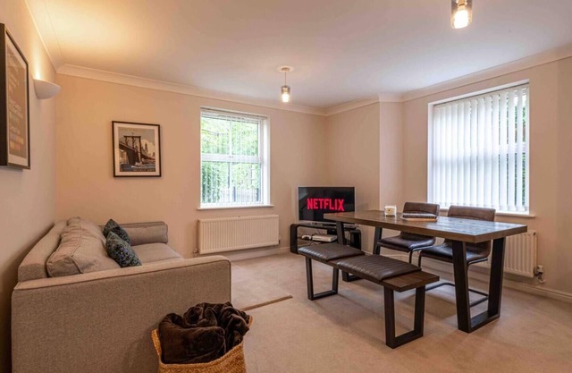 Spacious Apartment, Near Birmingham Centre and NeC