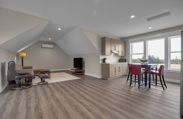 Spacious apartment with stunning views in Oregon City