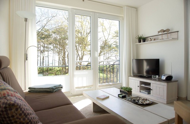 Spacious apartment with covered balcony and sea view, right on the beach