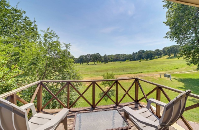 Spacious Arkansas Abode w/Balcony & Fire Pit!